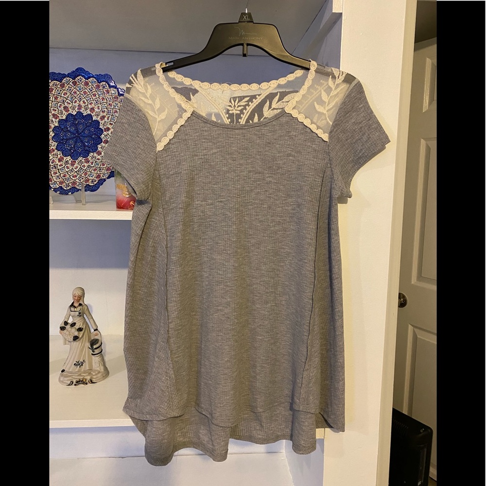 Gray short sleeves shirt
